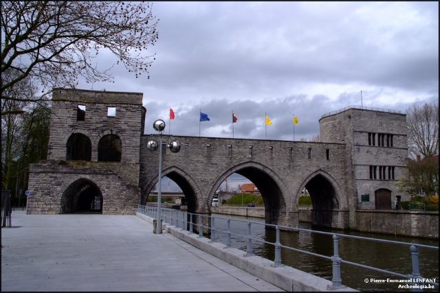 Gotický most v Tournai před demolicí